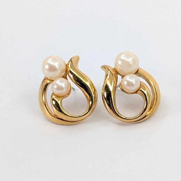 Vintage Avon Earrings Faux Pearl Gold Tone Swirl Classic Timeless - Picture 1 of 8